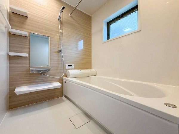 ゆったりとくつろげる広々バス。足までしっかりと伸ばせる浴槽は、心身ともにしっかりと疲れを癒してくれます。お子様とも一緒に浸かれ、ご家族みんなで一緒にバスタイムを楽しめますね♪