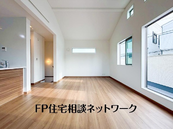 大切なご家族が集まるＬＤＫはこだわりたいですね！休日はおひさまの光をたっぷりと取りこめるリビングでゆったりと過ごしませんか？子供たちが元気に笑いながら走り回っている姿が目に浮かぶ空間です。