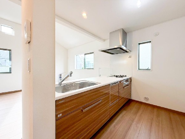 リビングを見渡せるカウンターキッチンでお子様の様子を伺いながら食事の支度が出来ます。家族の気配を感じられる、そんな空間を演出できるキッチンです。