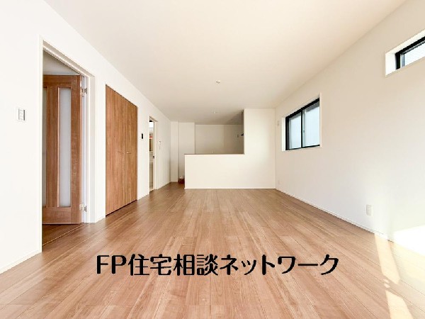 オープンでのびやかな空間を生み出す、こだわりの広がりとゆとり。家族と過ごす時間を大切にしたい方にぴったりの明るくゆとりある住空間です。窓からの日差しがリビングの隅々までしっかりと届きます！