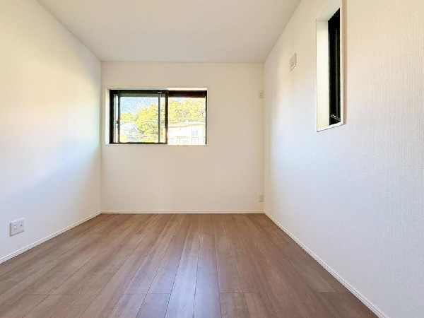 光が取り込みやすい2面採光の居室。日当たり良好です。クローゼットを完備し、収納スペースも十分。初めてのお子様にとっての「自分の部屋」。学習デスクやベッドの配置もラクラクです。