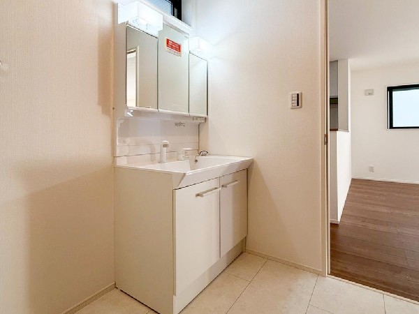 ゆとりのある洗面スペースで、朝の身支度やお掃除・片付けも快適スムーズです。３面鏡で髪のセットやお化粧もストレスなくこなせ、朝から気分良く通勤通学に向かえそうですね！