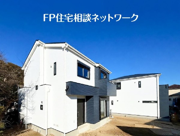 外観:閑静な住宅地に馴染む落ち着いた色合いの外観。長く愛着を持って頂きたいからこそ飽きのこないシンプルな色目に仕上げました。外壁には耐久性・防汚性に優れたサイディング材を使用しております！