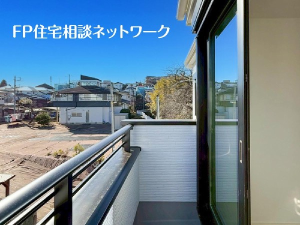 開放的なバルコニーは太陽の温かな温もりをめいっぱい受け止めてくれます。太陽の光と爽やかな風を受けたお洗濯物はあっという間に乾き、取りこむ時には太陽の匂いを感じられそうですね。