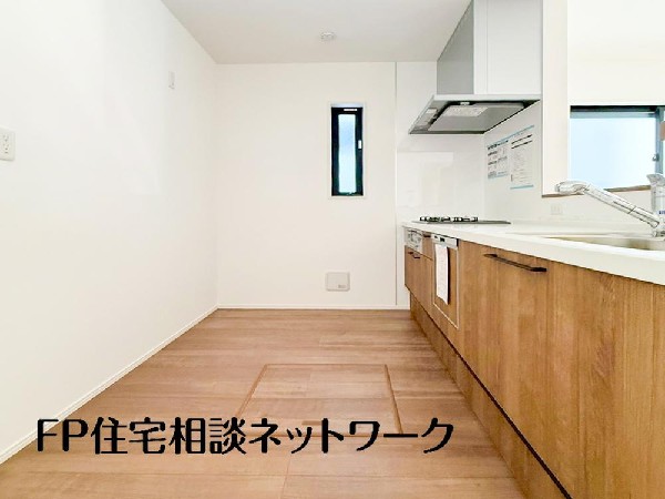 リビングを見渡せるカウンターキッチンでお子様の様子を伺いながら食事の支度が出来ます。家族の気配を感じられる、そんな空間を演出できるキッチンです。