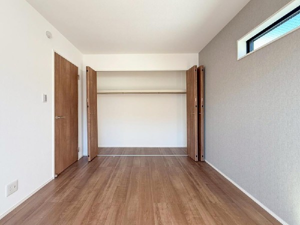 居室には収納クローゼットを完備！普段使いのお洋服や小物はもちろん、季節物のお洋服などもしっかりと整理整頓おしまい頂けます。居室空間をより広く隅々までお使いいただけますね。