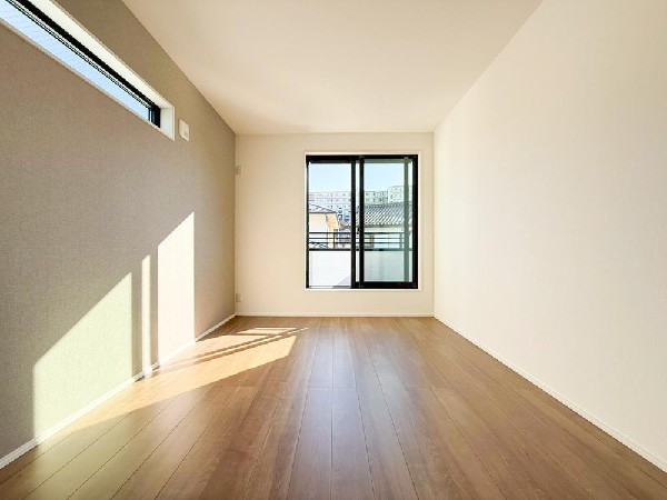 光が沢山取り込める大きな窓。日差しを長時間受ける事が出来る暖かいお部屋です。もちろんペアガラスなので、遮音性に優れ、結露も発生しにくい構造。サッシ周りのカビが発生しにくくなりますね。