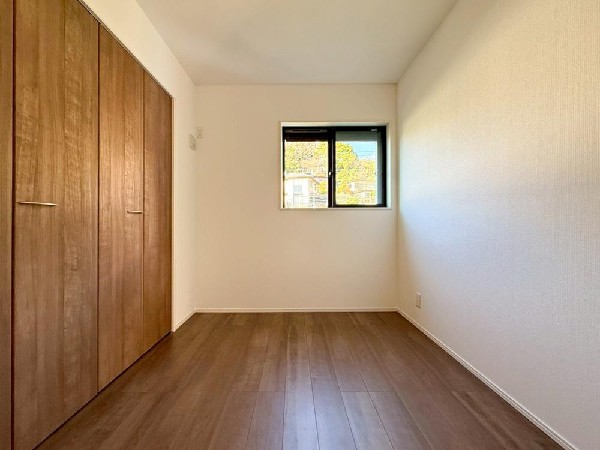 収納力が豊富な大型クローゼット。普段着やスーツはもちろん、コート類などもしっかり掛けられます。奥行きもあるので、収納ボックスをそのままクローゼットの中へ。部屋にものが出ずスッキリしますね。