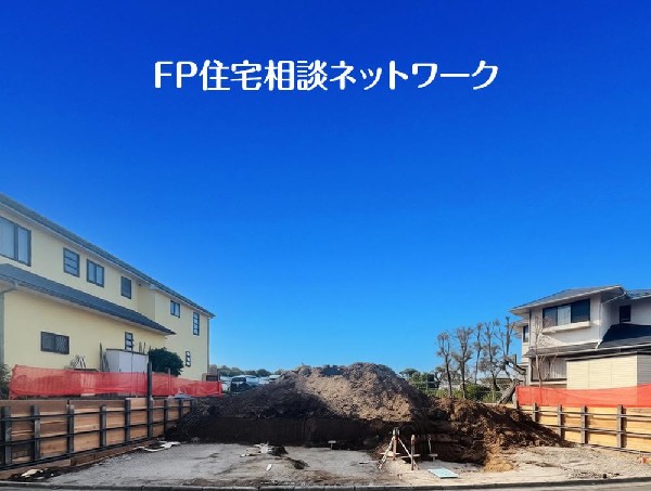 外観:良好な住環境が保たれたエリア。低層の一戸建を中心とした街並みが整然と続き周辺は高い建物が建っておらず、採光や開放性に恵まれ、空が広く緑の多い閑静な趣を感じる環境です。