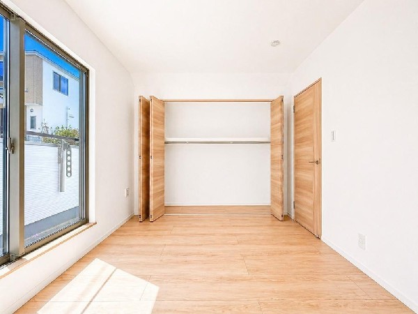 光が沢山取り込める大きな窓。日差しを長時間受ける事が出来る暖かいお部屋です。もちろんペアガラスなので、遮音性に優れ、結露も発生しにくい構造。サッシ周りのカビが発生しにくくなりますね。