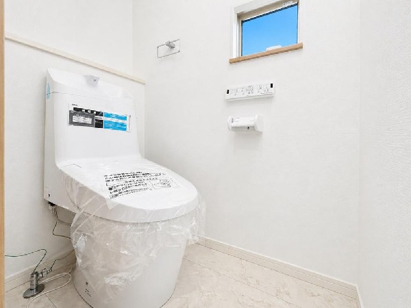 スッキリとしたデザインのトイレは明かり取りの窓からも光が取り込まれ日中は電気を消していてもご使用いただける明るさとなっております。