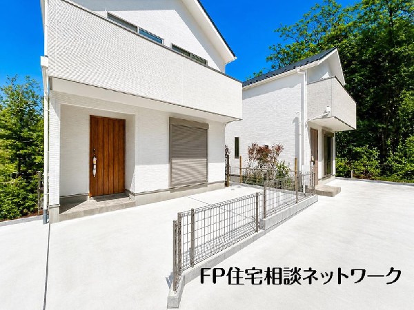 外観:採光や開放性に恵まれ、空が広く緑の多い閑静な趣を感じる環境です。（本画像の駐車部分はCCで作成されています。）
