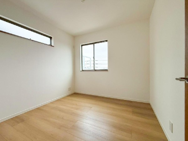 2面採光でお部屋の隅々まで明るい居室。おひさまの光を、爽やかな風をたっぷりと取り込めます。居室内はいつも明るい印象ですので、気持ちの良い朝を迎えられそう。毎日の生活も自然と明るくなりますね。