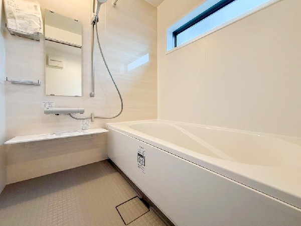 ゆったりとくつろげる広々バス。足までしっかりと伸ばせる浴槽は、心身ともにしっかりと疲れを癒してくれます。お子様とも一緒に浸かれ、ご家族みんなで一緒にバスタイムを楽しめますね♪