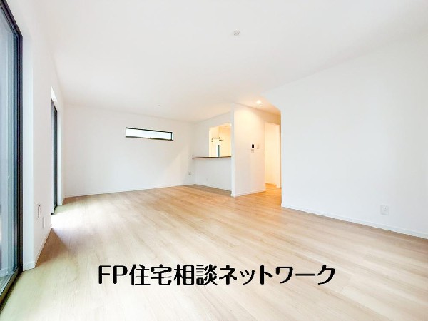 大切なご家族が集まるＬＤＫはこだわりたいですね！休日はおひさまの光をたっぷりと取りこめるリビングでゆったりと過ごしませんか？子供たちが元気に笑いながら走り回っている姿が目に浮かぶ空間です。