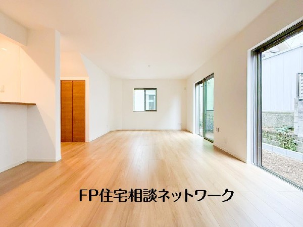 オープンでのびやかな空間を生み出す、こだわりの広がりとゆとり。家族と過ごす時間を大切にしたい方にぴったりの明るくゆとりある住空間です。窓からの日差しがリビングの隅々までしっかりと届きます！