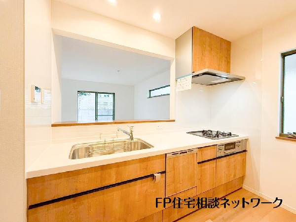 リビングを見渡せるカウンターキッチンでお子様の様子を伺いながら食事の支度が出来ます。家族の気配を感じられる、そんな空間を演出できるキッチンです。