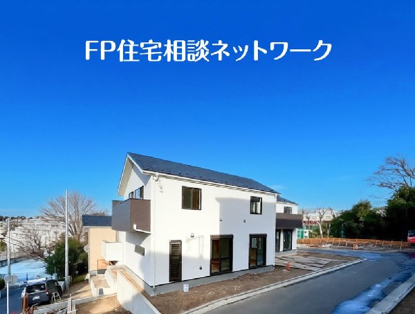 外観:閑静な住宅地に馴染む落ち着いた色合いの外観。長く愛着を持って頂きたいからこそ飽きのこないシンプルな色目に仕上げました。外壁には耐久性・防汚性に優れたサイディング材を使用しております！