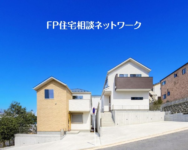 外観:閑静な住宅地に馴染む落ち着いた色合いの外観。長く愛着を持って頂きたいからこそ飽きのこないシンプルな色目に仕上げました。外壁には耐久性・防汚性に優れたサイディング材を使用しております！