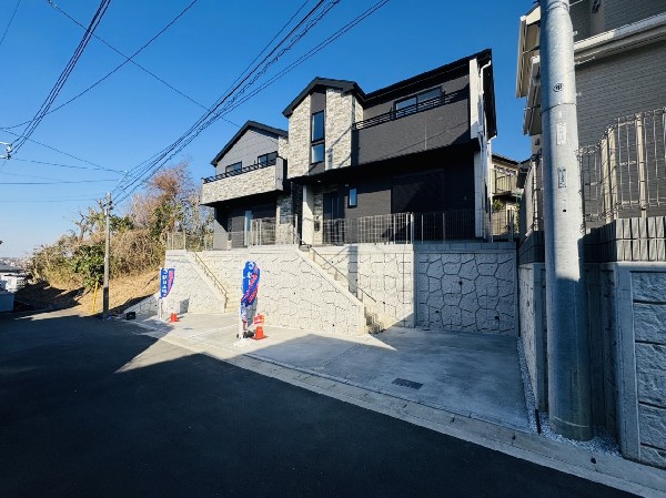 外観:段差もなくお車の出し入れが苦手な方も駐車しやすそうです。