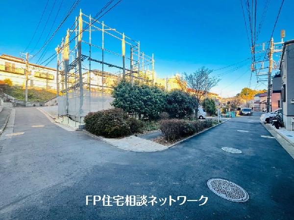 外観:第一種低層住居専用地域の良好な住環境が保たれたエリア。低層の一戸建てを中心とした街並みが整然と続き、周辺は高い建物が建っていないので、採光や開放性に恵まれています。