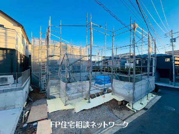 外観:第一種低層住居専用地域の良好な住環境が保たれたエリア。低層の一戸建てを中心とした街並みが整然と続き、周辺は高い建物が建っていないので、採光や開放性に恵まれています。