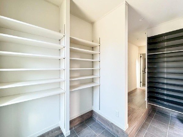 外観:大容量のシューズインクロークが嬉しい住まい。ご家族全員の靴はもちろん、お子様のおもちゃやベビーカー、ゴルフバック、洗車用品などスッキリまとめて収納できます。