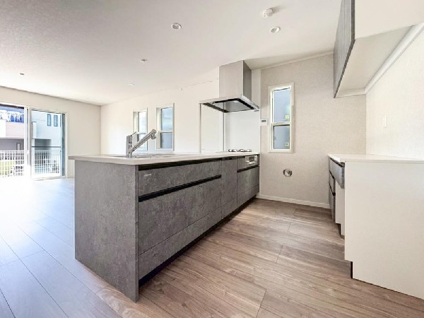 食事の支度をしながらリビングを見渡せる対面キッチンです。最近はリビングで勉強するお子様も増えてきているようです。