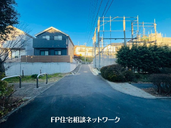 外観:第一種低層住居専用地域の良好な住環境が保たれたエリア。低層の一戸建てを中心とした街並みが整然と続き、周辺は高い建物が建っていないので、採光や開放性に恵まれています。