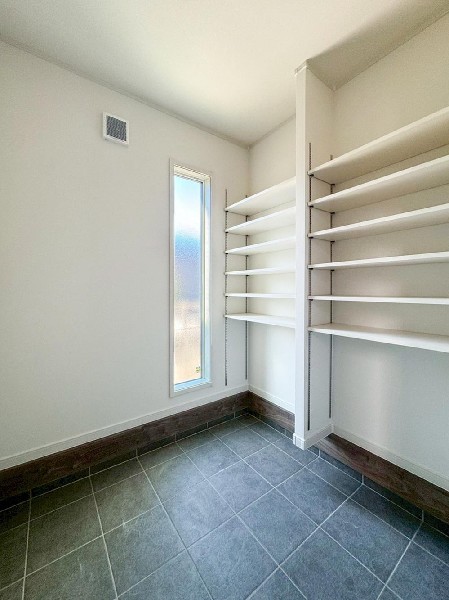 外観:大容量のシューズインクロークが嬉しい住まい。ご家族全員の靴はもちろん、お子様のおもちゃやベビーカー、ゴルフバック、洗車用品などスッキリまとめて収納できます。