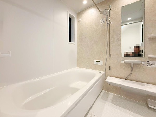 ゆったりとくつろげる広々バス。足までしっかりと伸ばせる浴槽は、心身ともにしっかりと疲れを癒してくれます。お子様とも一緒に浸かれ、ご家族みんなで一緒にバスタイムを楽しめますね♪