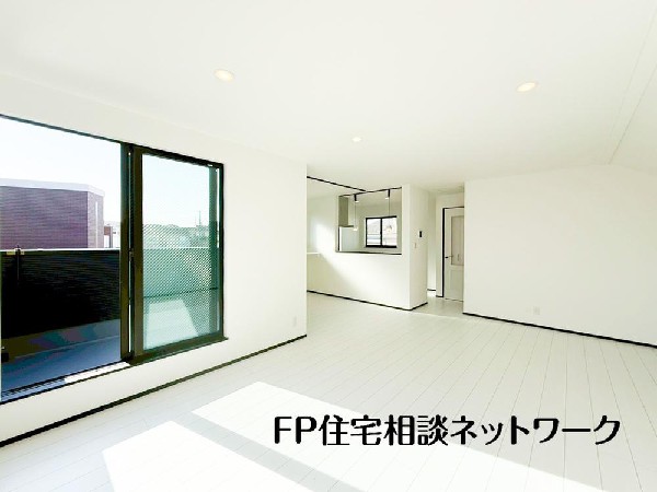 大切なご家族が集まるＬＤＫはこだわりたいですね！休日はおひさまの光をたっぷりと取りこめるリビングでゆったりと過ごしませんか？子供たちが元気に笑いながら走り回っている姿が目に浮かぶ空間です。