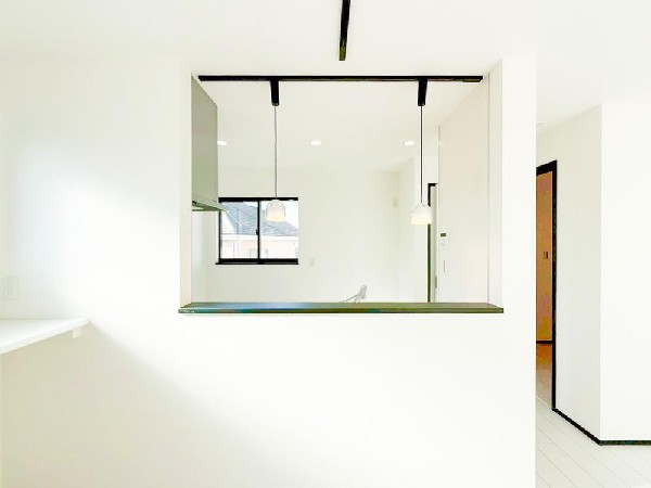 リビングを見渡せるカウンターキッチンでお子様の様子を伺いながら食事の支度が出来ます。家族の気配を感じられる、そんな空間を演出できるキッチンです。