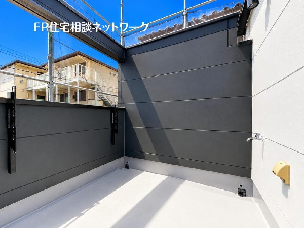 お洗濯物を干すだけのスペースではもったいない多用途にご利用いただける大型バルコニーです。天気の良い日にはテーブルとイスを並べて外でお食事なども楽しめ、ご家族憩いの場としてもご利用いただけます。