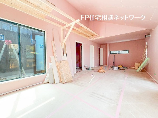 ＬＤＫのメインとなる大きな窓。開口部からは暖かい日差しが長い時間射し込みます。天気の良い日は是非窓を開けて風通しの良さもご体感下さい。明るいＬＤＫがご家族団欒の時を包みます。