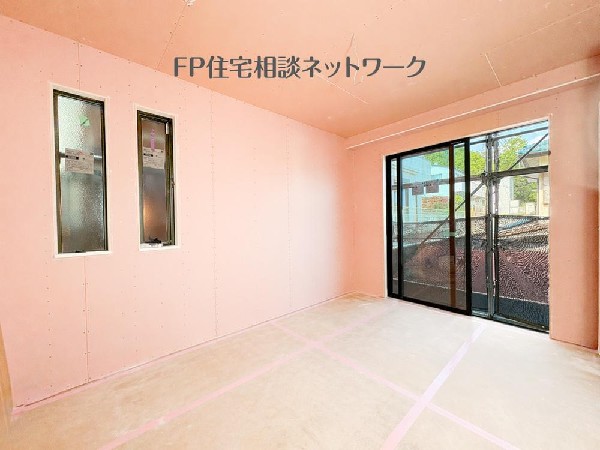 光が取り込みやすい2面採光の居室。日当たり良好です。クローゼットを完備し、収納スペースも十分。初めてのお子様にとっての「自分の部屋」。学習デスクやベッドの配置もラクラクです。