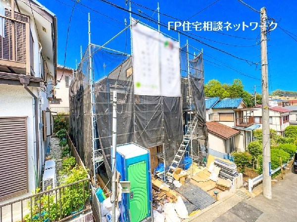 外観:四季を通じて自然と触れ合えるスポットが周辺には盛りだくさん！お散歩やジョギング、週末のご家族での遊びに最適です。目の前に広がる開放感とゆとり、暮らしの夢を育む理想の住まいがここにはあります。