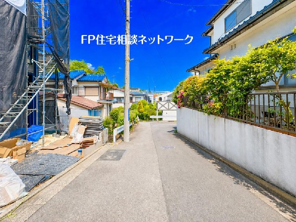 外観:閑静な車通りの少ない道路。お車の出し入れが苦手なママや小さなお子様にも安心ですね。車のすれ違いも問題なくできるので、ストレスなく運転できます！