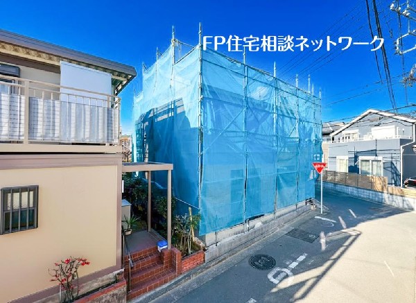 外観:四季を通じて自然と触れ合えるスポットが周辺には盛りだくさん！お散歩やジョギング、週末のご家族での遊びに最適です。目の前に広がる開放感とゆとり、暮らしの夢を育む理想の住まいがここにはあります。