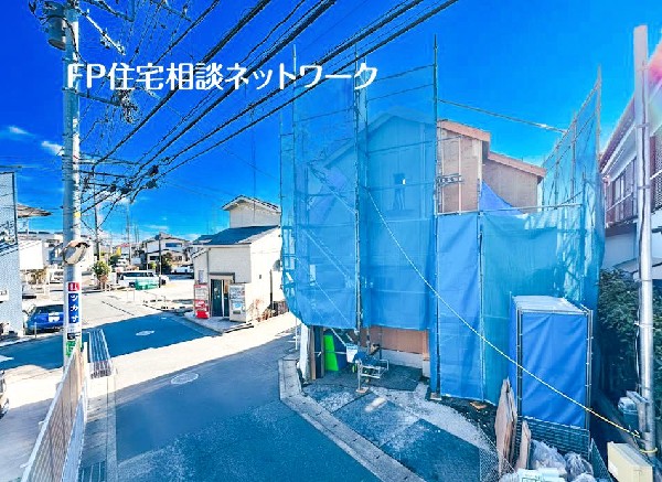 外観:閑静な車通りの少ない道路。お車の出し入れが苦手なママや小さなお子様にも安心ですね。車のすれ違いも問題なくできるので、ストレスなく運転できます！