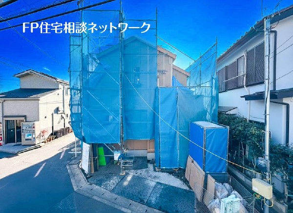 外観:角地のため、開放感があり、日当りも良好です！目の前に広がる開放感とゆとり、暮らしの夢を育む理想の住まいがここにはあります。散歩やジョギング、週末のご家族での遊びに最適な環境です。