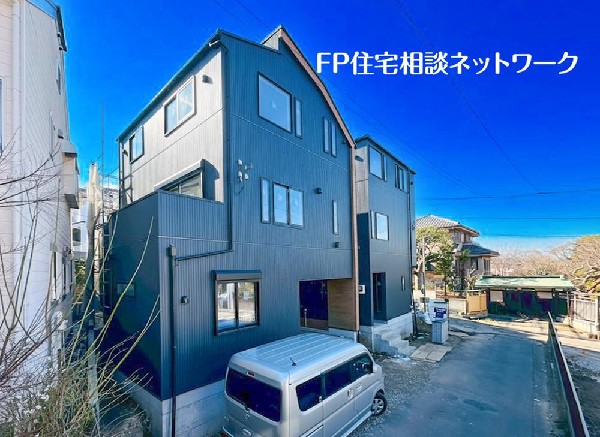 外観:四季を通じて自然と触れ合えるスポットが周辺には盛りだくさん！お散歩やジョギング、週末のご家族での遊びに最適です。目の前に広がる開放感とゆとり、暮らしの夢を育む理想の住まいがここにはあります。