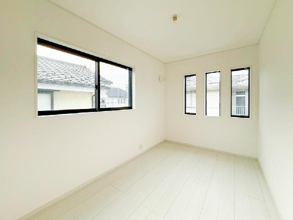 2面採光でお部屋の隅々まで明るい居室。おひさまの光を、爽やかな風をたっぷりと取り込めます。居室内はいつも明るい印象ですので、気持ちの良い朝を迎えられそう。毎日の生活も自然と明るくなりますね。