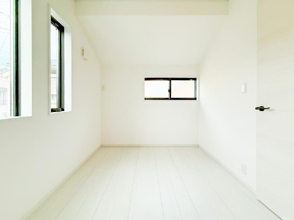 光が取り込みやすい2面採光の居室。日当たり良好です。クローゼットを完備し、収納スペースも十分。初めてのお子様にとっての「自分の部屋」。学習デスクやベッドの配置もラクラクです。