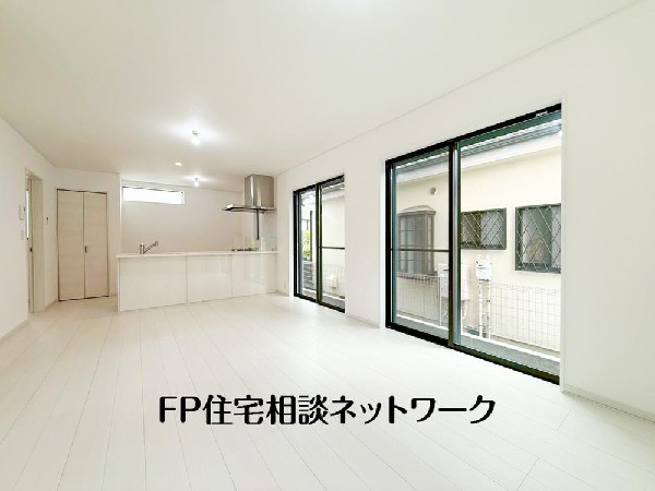 ＬＤＫのメインとなる大きな窓。開口部からは暖かい日差しが長い時間射し込みます。天気の良い日は是非窓を開けて風通しの良さもご体感下さい。明るいＬＤＫがご家族団欒の時を包みます。