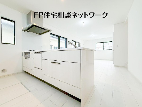 リビングを見渡せるカウンターキッチンでお子様の様子を伺いながら食事の支度が出来ます。家族の気配を感じられる、そんな空間を演出できるキッチンです。