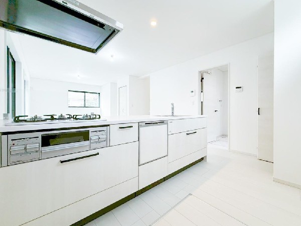 対面式のカウンターキッチンは、出来上がったお料理をカウンターに並べてお子様が運ぶなど、お手伝いの時間も増えそうですね！家族と会話をしながら料理を楽しめ一体感を感じられるキッチン。