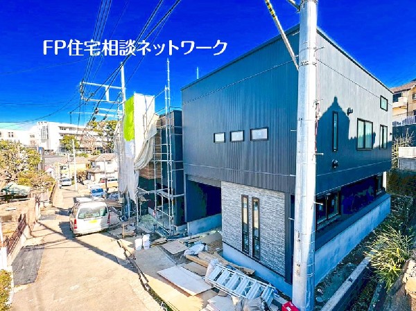 外観:閑静な車通りの少ない道路。お車の出し入れが苦手なママや小さなお子様にも安心ですね。車のすれ違いも問題なくできるので、ストレスなく運転できます！