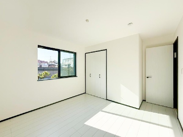 居室には収納クローゼットを完備！普段使いのお洋服や小物はもちろん、季節物のお洋服などもしっかりと整理整頓おしまい頂けます。居室空間をより広く隅々までお使いいただけますね。