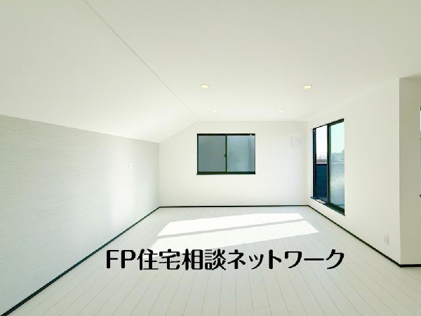 オープンでのびやかな空間を生み出す、こだわりの広がりとゆとり。家族と過ごす時間を大切にしたい方にぴったりの明るくゆとりある住空間です。窓からの日差しがリビングの隅々までしっかりと届きます！